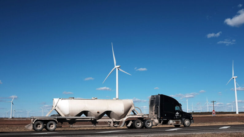 Turbinas eólicas en un parque eólico de la ciudad de Colorado, Texas, el 21 de enero de 2016. (Spencer Platt/Getty Images)
