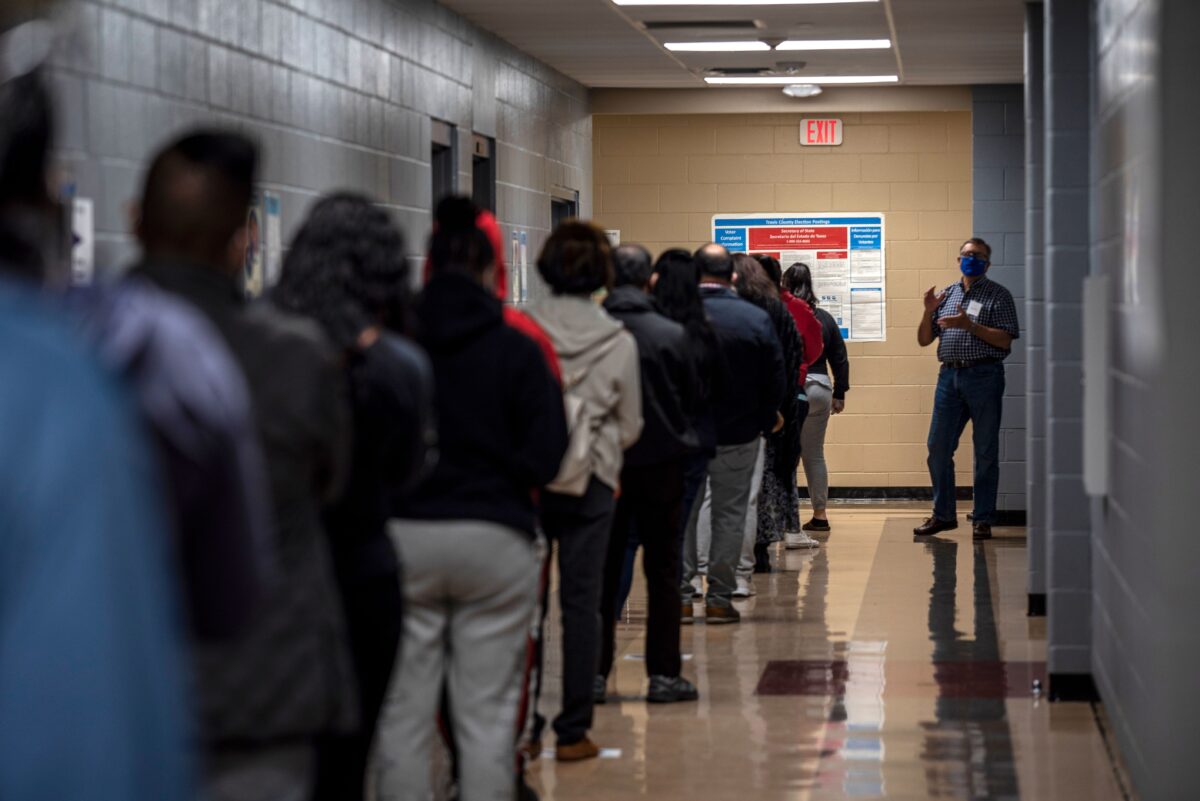 Un empleado electoral habla con una fila de votantes el día de las elecciones en Austin, Texas, el 3 de noviembre de 2020 (Sergio Flores / AFP a través de Getty Images).