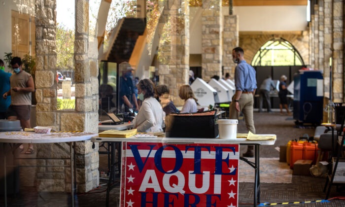 Trabajadores electorales ayudan a los votantes dentro de un lugar de votación en Austin, Texas, el 13 de octubre de 2020 (Sergio Flores / Getty Images).