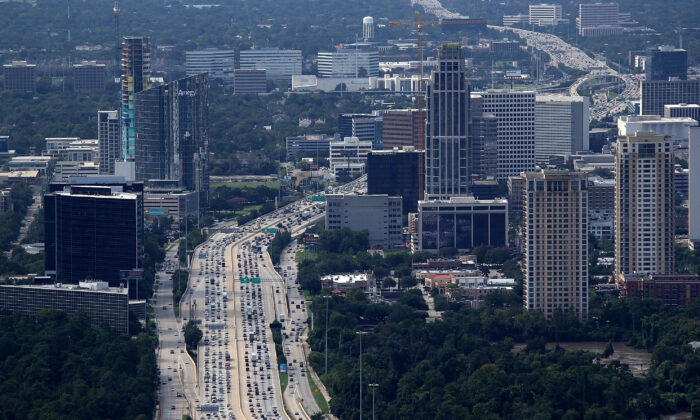 El tráfico se atasca en una autopista en Houston, Texas, el 5 de septiembre de 2017. (Justin Sullivan/Getty Images)