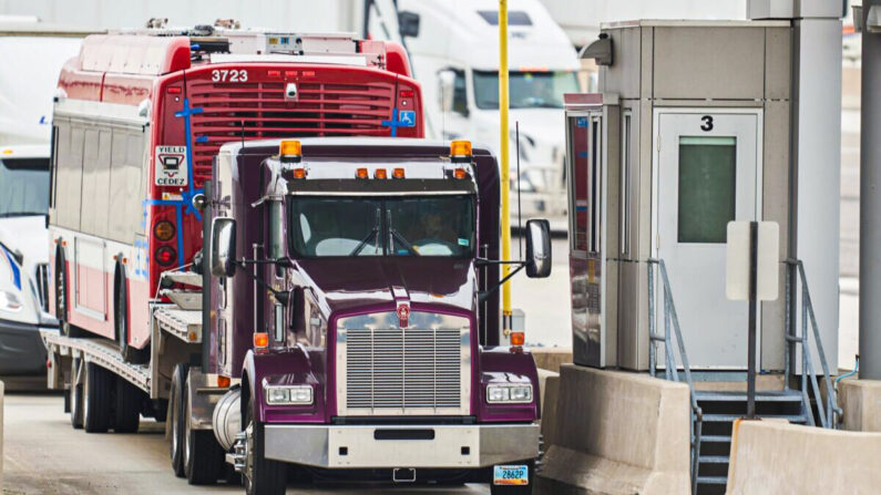 Un camionero espera en la caseta de la Aduana de Canadá en Sarnia, Ontario, el 16 de marzo de 2020. (Geoff Robins/AFP vía Getty Images)