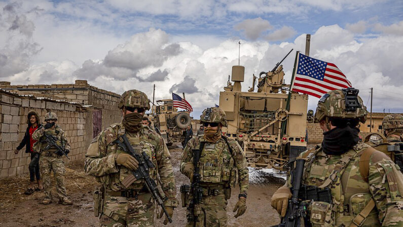 Tropas del 1er Batallón, 6º Regimiento de Infantería de los Estados Unidos realizan un reconocimiento de zona en Siria el 18 de febrero de 2021. (Ejército de los Estados Unidos/Spc. Jensen Guillory/Dominio público)