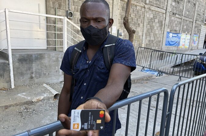 Un migrante haitiano muestra su tarjeta de efectivo proporcionada por las Naciones Unidas. Dijo que su pago de 3500 pesos (unos 175 dólares estadounidenses) no se depositó este mes, en Tapachula, México, el 14 de enero de 2022. (Todd Bensman/Centro de Estudios de Inmigración)
