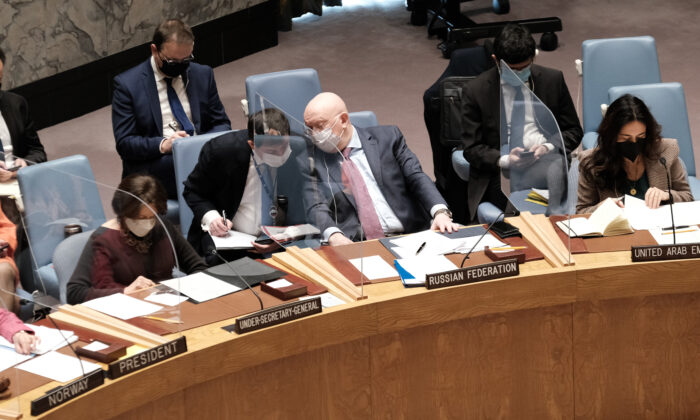 El embajador de Rusia ante las Naciones Unidas, Vasily Nebenzya, y otros miembros del Consejo de Seguridad de las Naciones Unidas se reúnen para discutir la situación entre Rusia y Ucrania, en la ciudad de Nueva York, el 31 de enero de 2022. (Spencer Platt/Getty Images)
