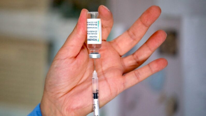 Una dosis de la vacuna Vaxzevria AstraZeneca. (Louai Beshara/AFP vía Getty Images)