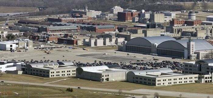 La base de la Fuerza Aérea de Wright-Patterson, en Dayton (Ohio), ha recibido más de 10.000 solicitudes de exención de vacunas por parte de militares y trabajadores civiles, pero hasta el 7 de enero ha denegado miles de ellas, según información de la base. (Cortesía de militarybases.com)
