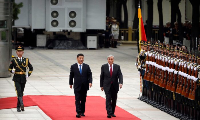 El líder chino Xi Jinping (izquierda) y el presidente de Kazajistán, Kassym-Jomart Tokayev, pasan revista a una guardia de honor durante una ceremonia de bienvenida en el Gran Salón del Pueblo en Beijing el 11 de septiembre de 2019. (Mark Schiefelbein/AFP a través de Getty Images)