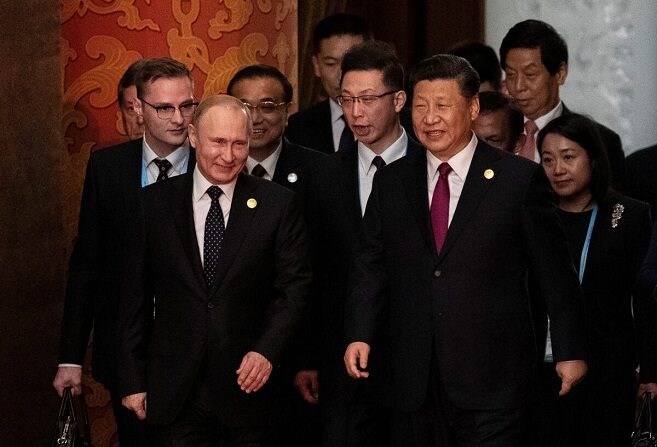 El presidente ruso, Vladimir Putin, y el líder chino, Xi Jinping, llegan al banquete de bienvenida para los líderes que asisten al Foro de la Franja y la Ruta en el Gran Salón del Pueblo en Beijing, China, el 26 de abril de 2019. (Nicolas Asfouri/Pool/Getty Images)
