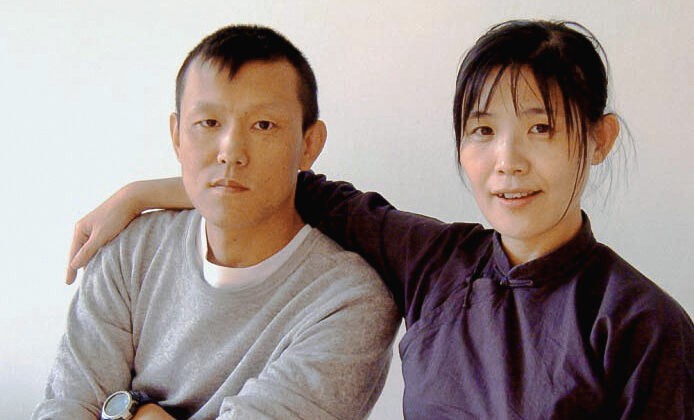 Yu Zhou y su esposa Xu Na (R). Xu fue condenada a ocho años de prisión por su creencia en Falun Gong el 14 de enero de 2022. (Cortesía de Minghui.org)