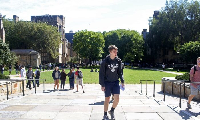 Los estudiantes caminan por el campus de la Universidad de Yale en New Haven, Connecticut, el 27 de septiembre de 2018. (Yana Paskova/Getty Images)