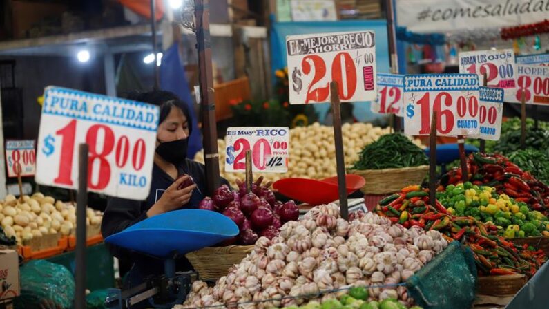 Fotografía de archivo de una mujer que vende verduras en un mercado de Ciudad de México (México). EFE/Madla Hartz