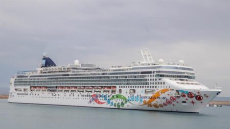 Cancelan cruceros de Norwegian tras regreso a Miami de un barco con casos de covid-19