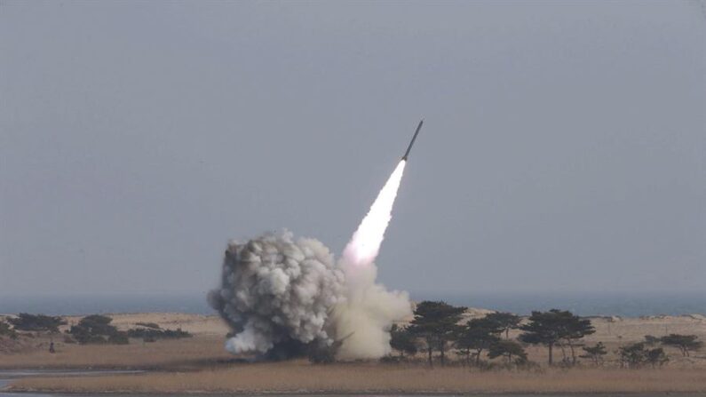 Fotografía de archivo sin fechar facilitada por la agencia de noticias norcoreana KCNA que muestra las pruebas de lanzamiento de un lanzamisiles múltiple de largo calibre. EFE/KCNA