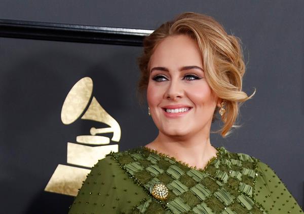 Adele entre lágrimas pospone indefinidamente su espectáculo en Las Vegas