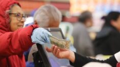 Abuelita compra billete ganador de lotería y da la mitad al cajero de la tienda