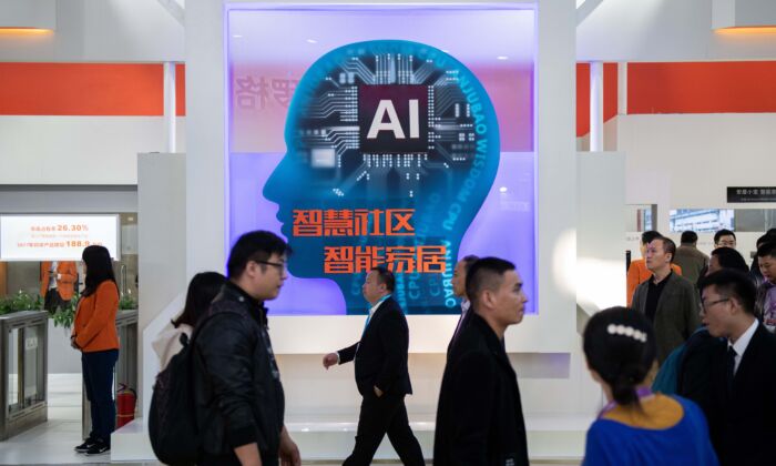 Visitantes pasan frente a un stand con cámaras de seguridad de inteligencia artificial que utilizan tecnología de reconocimiento facial en la 14° Exposición Internacional de China sobre Seguridad y Protección Pública, en Beijing, el 24 de octubre de 2018. (Nicolas Asfouri/AFP vía Getty Images)

