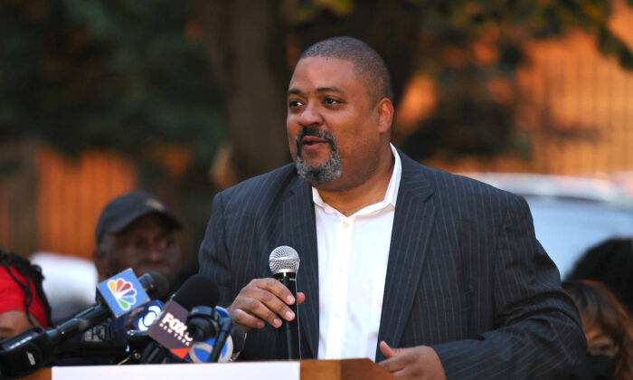 Alvin Bragg habla durante un mitin de Get Out the Vote en la plaza A. Philip Randolph en Harlem (Nueva York) el 1 de noviembre de 2021. (Michael M. Santiago/Getty Images)