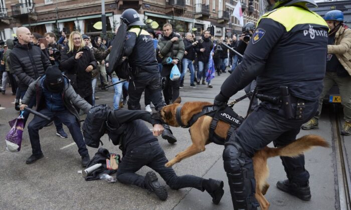 Enfrentamientos estallaron entre la policía y manifestantes que se expresaban en contra de los confinamientos por el COVID, en Amsterdam, Holanda, el 2 de enero de 2022. (Pierre Crom/Getty Images)
