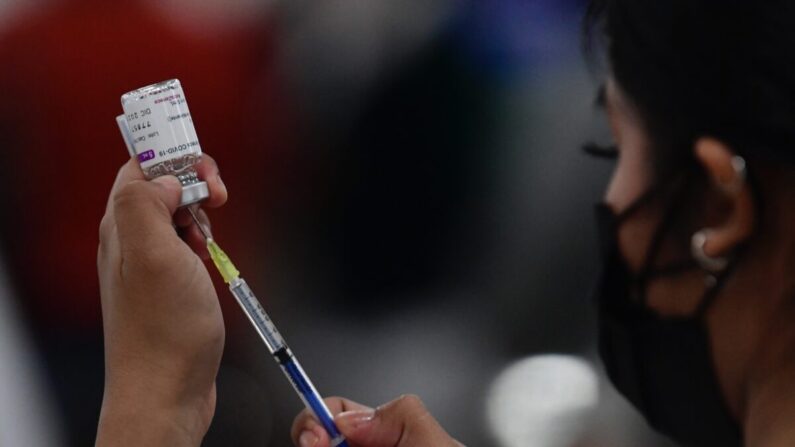 Una enfermera prepara la vacuna COVID-19 de Oxford-AstraZeneca en la Ciudad de México el 7 de diciembre de 2021. (Pedro Pardo/AFP vía Getty Images)