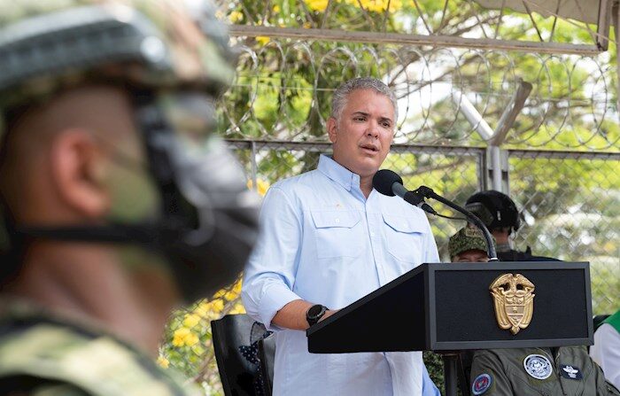 Fotografía cedida por la Presidencia de Colombia que muestra al mandatario Iván Duque mientras habla en Arauca (Colombia). Las autoridades colombianas han desplegado la "mayor operación de lavado de activos" en contra la guerrilla del Ejército de Liberación Nacional (ELN) y el desmantelamiento de sus redes que intentan apoderarse de los recursos públicos del departamento de Arauca, 16 de enero de 2022. EFE/ Presidencia de Colombia