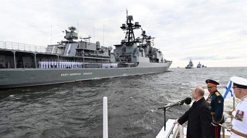 El presidente ruso, Vladimir Putin (c) el ministro de Defensa, Sergei Shoigu (2-d) y el jefe de la Armada Nikolai Yevmenov (d) en el desfile organizado el pasado mes de julio en San Petersburgo, con motivo del Día de la Armada rusa. EFE/EPA/ALEXEI NIKOLSKY/SPUTNIK/KREMLIN / POOL
