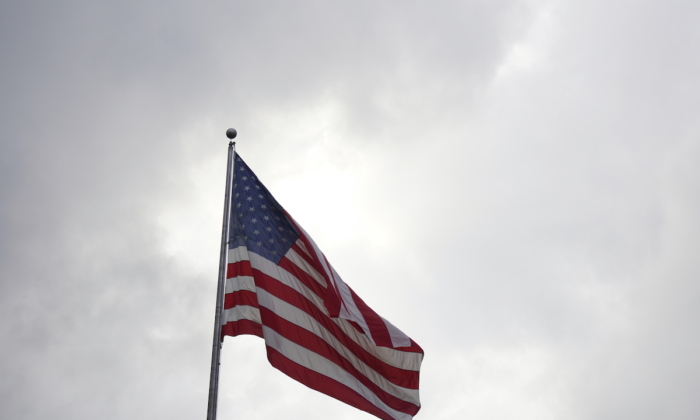 Foto de archivo: Una bandera estadounidense ondea ante las nubes en Blue Ridge, Georgia, el 29 de diciembre de 2021 (Jackson Elliott:The Epoch Times)