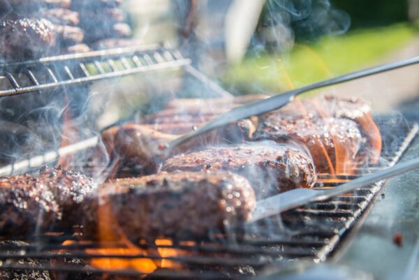 Cuando construya su hamburguesa, asegúrese de no perder el sabor de la carne. (Pexels- bbq-meet-eating-diner-1105325)