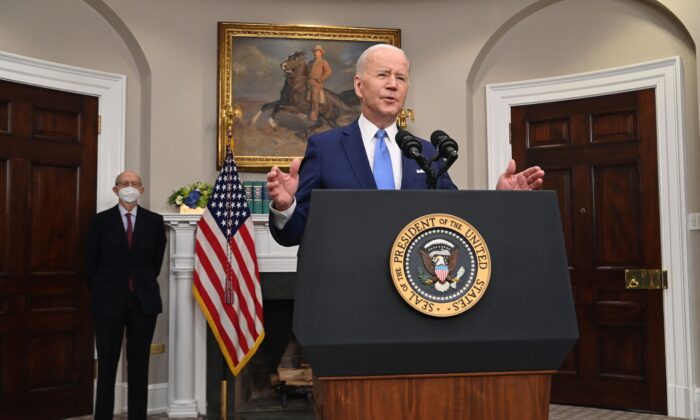 El presidente Joe Biden, junto con el magistrado saliente de la Corte Suprema de EE. UU. Stephen Breyer, habla en la Sala Roosevelt de la Casa Blanca en Washington, el 27 de enero de 2022. (Saul Loeb/AFP a través de Getty Images)
