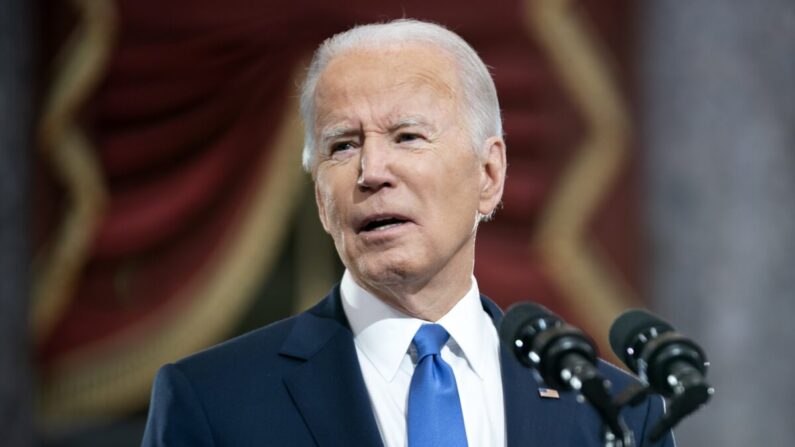Joe Biden pronuncia un discurso en el Statuary Hall del Capitolio de Estados Unidos en Washington el 6 de enero de 2022. (Greg Nash/Pool/Getty Images)