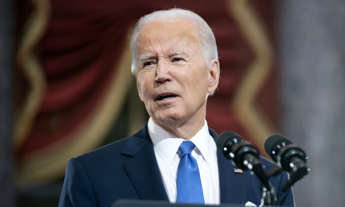 El presidente Joe Biden pronuncia un discurso en el Statuary Hall del Capitolio de Estados Unidos en Washington el 6 de enero de 2022. (Greg Nash/Pool/Getty Images)