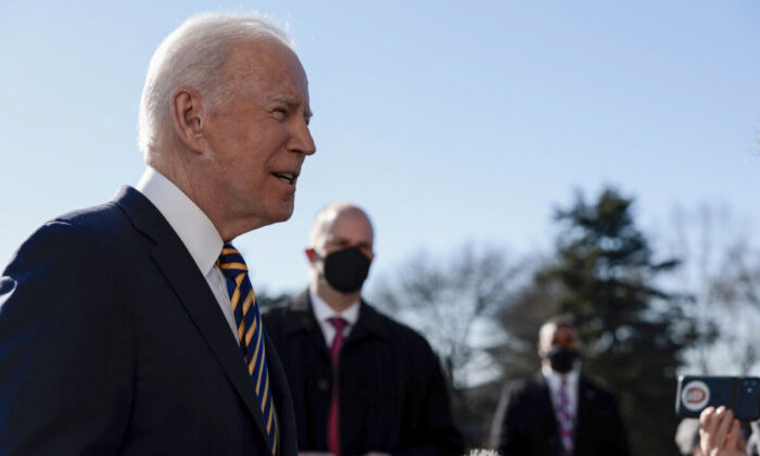 El presidente Joe Biden habla con unos periodistas en Washington el 11 de enero de 2022. (Anna Moneymaker/Getty Images)
