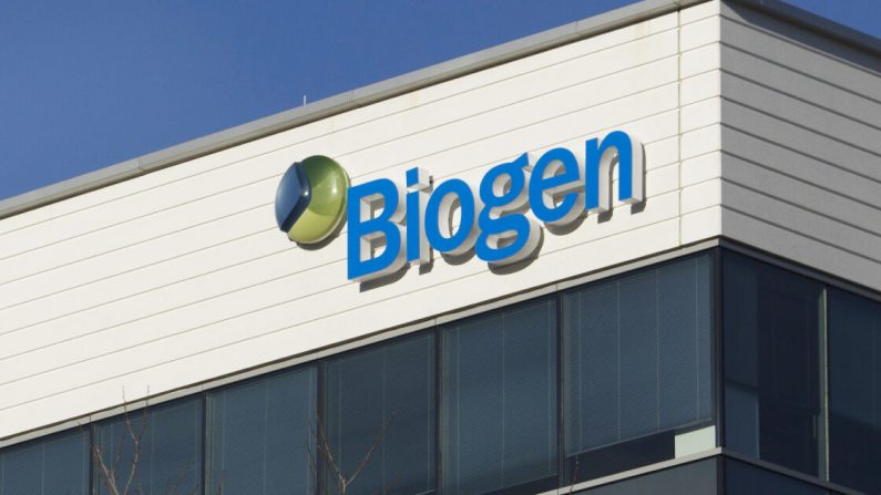 Un letrero de la compañía de biotecnología, Biogen, Inc. se ve en un edificio en Cambridge, Massachusetts, el 18 de marzo de 2017. (Dominick Reuter/AFP/Getty Images)