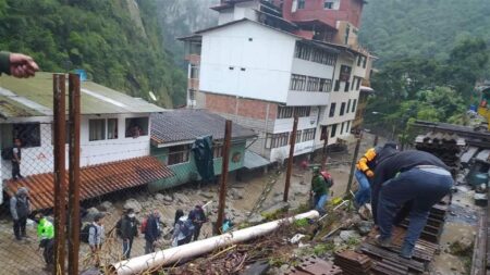El pueblo de Machu Picchu queda inundado tras desbordarse un río en Perú