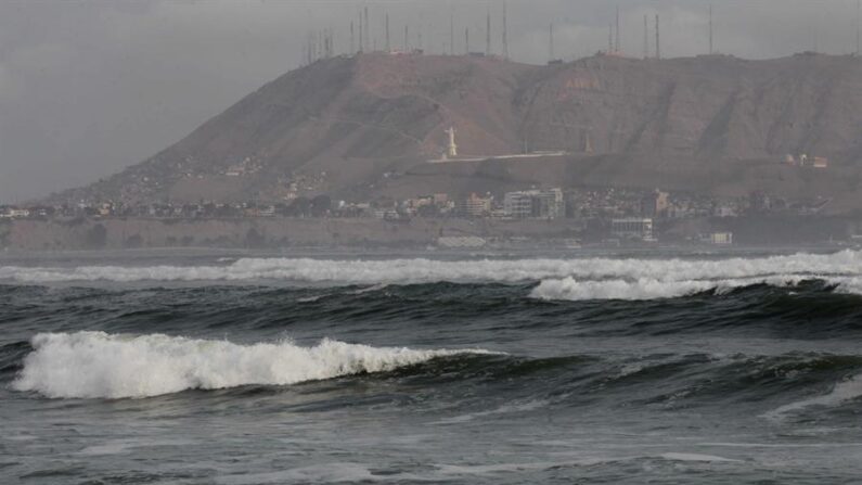 Imagen de archivo del fuerte oleaje en las playas de la Costa Verde de Lima (Perú) EFE/Paolo Aguilar
