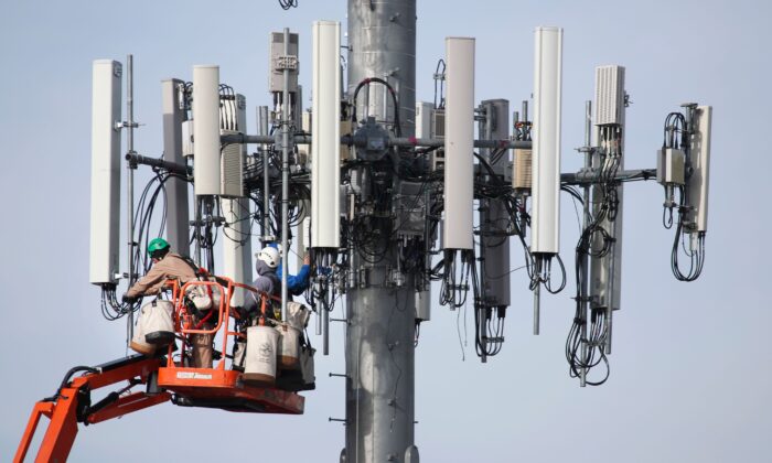 Un equipo trabaja en una torre de telefonía móvil para actualizarla para manejar la nueva red 5G en Orem, Utah, el 10 de diciembre de 2019. (George Frey/AFP vía Getty Images)
