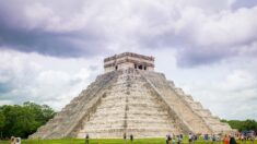 Perrito desafía las reglas y sube a pirámide Kukulcán en Chichén Itzá