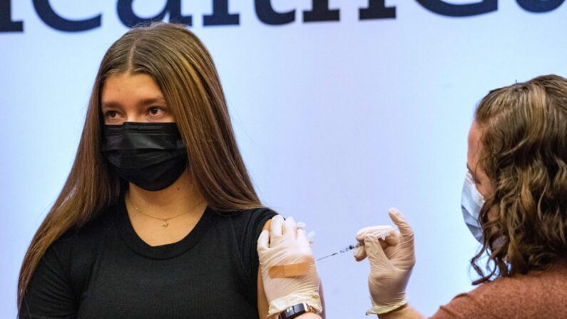 Una joven recibe una inyección de la vacuna contra el COVID-19 de Pfizer en Hartford, Connecticut, el 6 de enero de 2022. (Joseph Prezioso/AFP vía Getty Images)