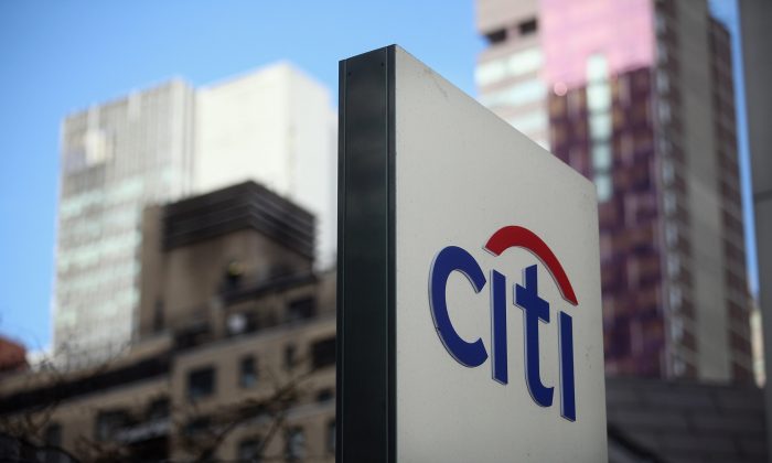 Un logo de 'Citi' se muestra fuera del Citigroup Center cerca de la sede de Citibank en Manhattan, en la ciudad de Nueva York, el 5 de diciembre de 2012. (Mario Tama/Getty Images)
