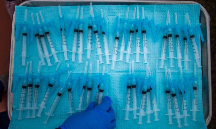 Jeringas en un sitio de vacunación anti-COVID, en el Centro de Salud Comunitario de Kedren, en el centro sur de Los Ángeles, California, el 16 de febrero de 2021. (Apu Gomes/AFP a través de Getty Images)

