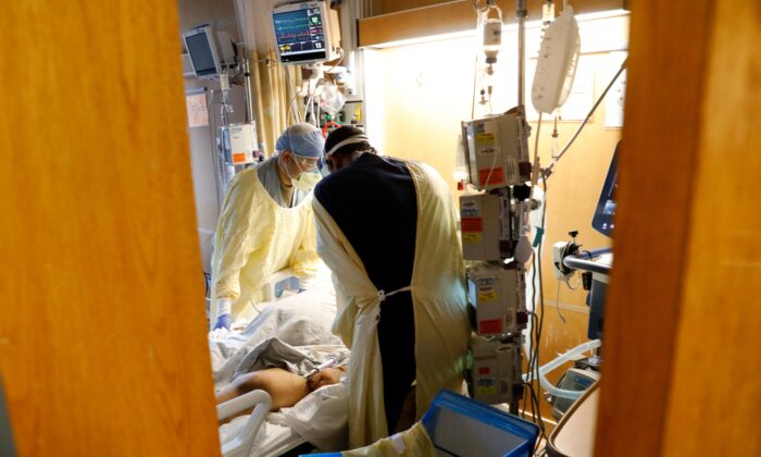 Personal médico atiende a un paciente del COVID-19 dentro de un hospital en Dearborn, Michigan, el 17 de diciembre de 2021. (Jeff Kowalsky/AFP vía Getty Images)