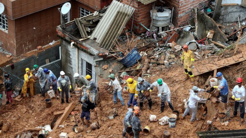 Bomberos y voluntarios trabajan en el área de un deslizamiento de tierra provocado por fuertes lluvias, hoy, en el barrio Jardim Paulista de la ciudad de Franco da Rocha, en el estado de Sao Paulo (Brasil). EFE/ Sebastiao Moreira
