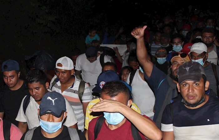 Cientos de migrantes caminan por el municipio Tapachula, estado de Chiapas (México), con rumbo a EEUU. EFE/Juan Manuel Blanco