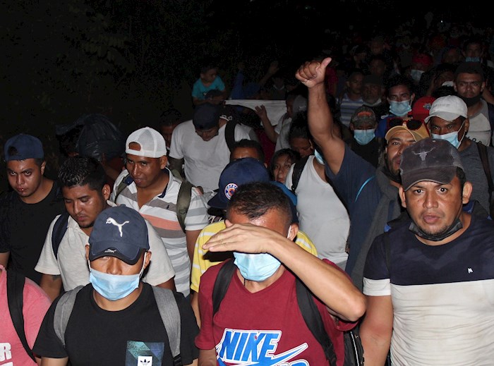 Caravana de más de 500 migrantes protesta en Tapachula para exigir el libre tránsito por México