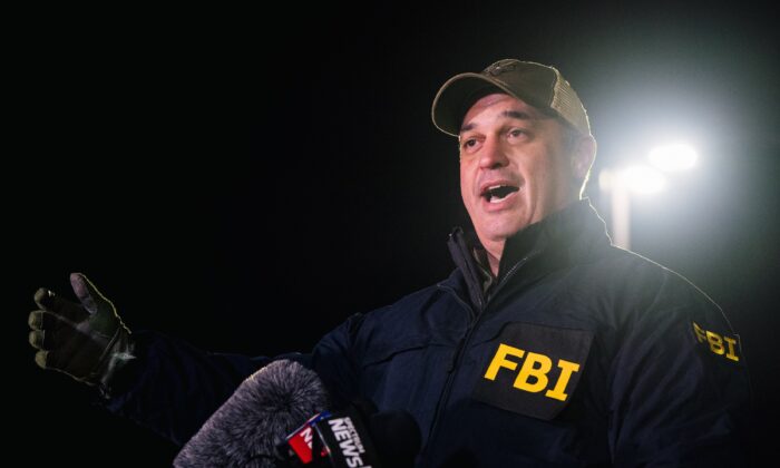 El agente especial a cargo del FBI Matthew DeSarno habla con los periodistas en Colleyville, Texas, el 15 de enero de 2022. (Brandon Bell/Getty Images)