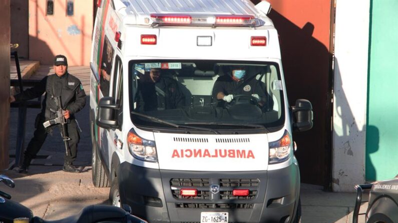 Fotografía de archivo de una ambulancia. EFE/ Arturo Cardeña