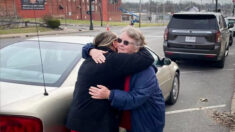 Sobreviviente del tornado que perdió todo recibe un auto regalado de una desconocida