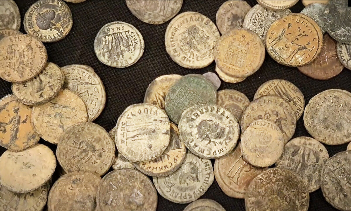 Autoridades descubren monedas romanas de 1900 años y jarra de bronce en auto sospechoso en Jerusalén