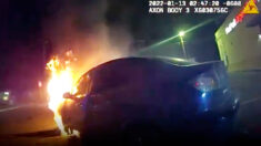 Policía arriesga su vida para sacar a una mujer inconsciente de auto en llamas