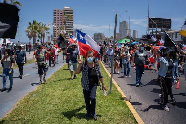 Cientos de personas marchan contra la inmigración irregular y para pedir seguridad en la ciudad de Iquique (Chile) el 30 de enero de 2022. EFE/Adriana Thomasa
