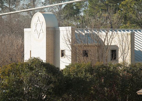Exterior de la sinagoga de Texas en el que se produjo la toma de rehenes. EFE/EPA/RALPH LAUER

